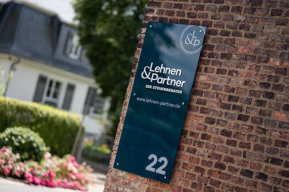 Firmenschild Steuerberatung Lehnen & Partner am Standort Kirchberg